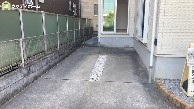 草加市青柳8丁目　中古一戸建ての駐車場