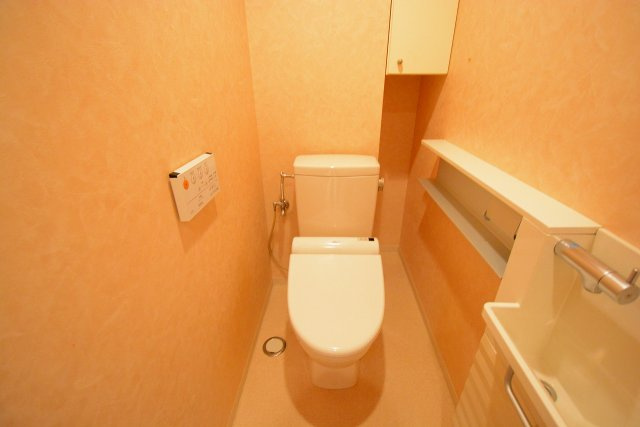 温水洗浄便座付きのトイレです♪