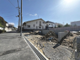 【前面道路含む現地写真】 | １号棟 | 【前面道路約５．９ｍ】広々運転の苦手な方も安心ですね♪是非現地にてご確認ください！