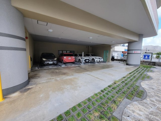 フリーベル天久新都心 の駐車場
