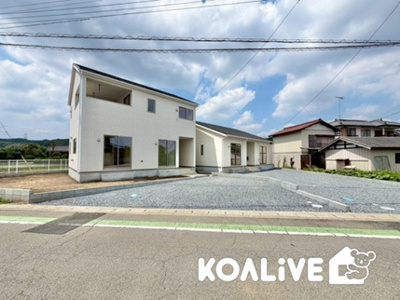 【前面道路含む現地写真】 | 高崎市吉井町小暮　新築住宅 | 完成済み！いつでも新生活を始めることができます。
開放感あるLDK！
陽当り、風通しも良い暖かな住まいです。
KOALIVE （コアライブ）【0120-919-727】