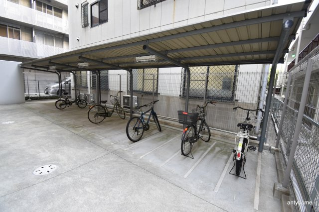 エストーネ江坂　仲介手数料無料の駐車場