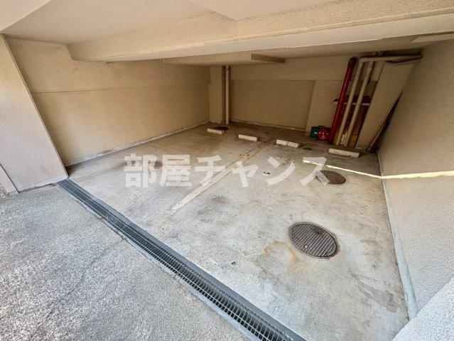 アーバンポイント新栄の駐車場