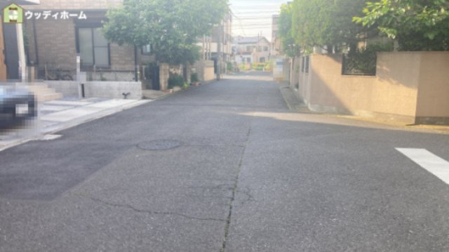 草加市小山2丁目　中古一戸建ての前面道路含む現地写真