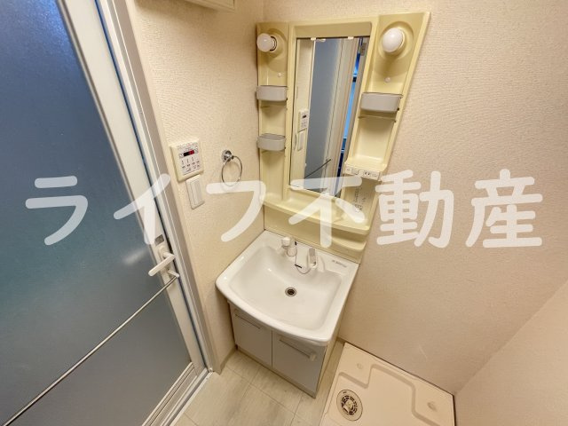 オランジュ上小阪の独立洗面台|独立洗面台、小物を置くことができて便利です