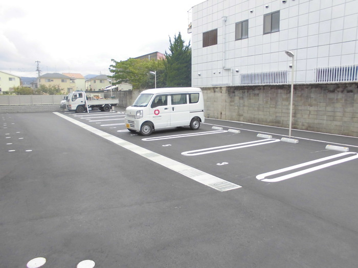 シャン　ドゥ　フルールの駐車場