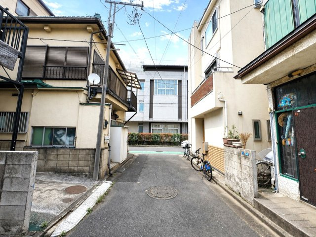 田島町中古戸建の前面道路含む現地写真