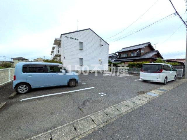 ファーストユーの駐車場