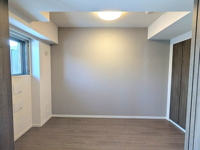 J.GRAN Court上野入谷の設備|リビング隣の3.9帖洋室、バルコニーに面した明るい室内です