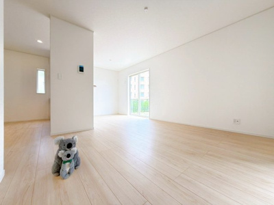 【居間・リビング】 | 前橋市下新田町　新築住宅 | LDKへ入ってすぐの視点から撮影したカットです！お部屋全体がホワイトと木目を基調としたシンプルなデザインで統一されているため、お手持ちの家具も合わせやすいです♪お好みの空間づくりが楽しめますね！