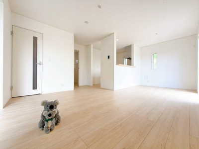 【居間・リビング】 | 前橋市下新田町　新築住宅 | ≪LDK≫
リビング・ダイニングは白を基調としたシンプルな空間。
雑貨やこだわりの家具など、レイアウトも自由に楽しめます！