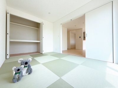 【和室】 | 前橋市下新田町　新築住宅 | い草の香りに癒やされる落ち着いた和室スペースです！押し入れ収納もしっかりと備わっているため、お布団や季節物のお荷物もすっきりと片付きます♪お仕事の合間のリフレッシュ空間としてもぴったりですね！