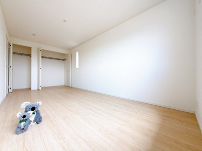 【洋室】 | 前橋市下新田町　新築住宅 | クローゼットが完備された機能的な洋室です！お洋服をハンガーに掛けたまま綺麗に収納できるため、毎日の準備もスムーズに行えます♪お部屋に余計な家具を置く必要がなく、空間を最大限に広くお使いいただけます！