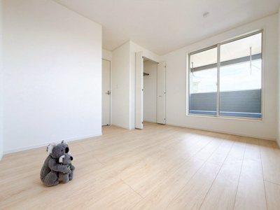 【洋室】 | 前橋市下新田町　新築住宅 | 窓から優しい光が差し込むシンプルな洋室です！飽きのこないクリーンな内装デザインなので、ベッドや学習机の配置も思いのままに決まります♪プライベートな時間をゆったりと穏やかに過ごせるお部屋です！
