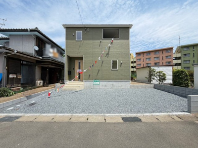 【外観】 | 前橋市下新田町　新築住宅 | 落ち着いたアースカラーのスタイリッシュな外観です！前面の駐車スペースは並列で2台分あり、日々のお車の出し入れもスムーズに行えます♪周囲に遮るものがなく、青空が広がる開放的なロケーションも魅力です！