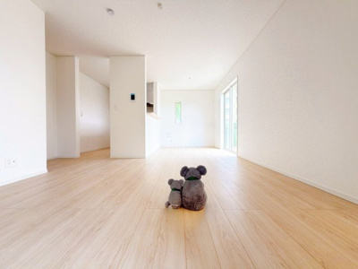 【居間・リビング】 | 前橋市下新田町　新築住宅 | リビングの奥から対面キッチン側を見渡したカットです！奥行きのある間取りなので、大きめのソファやダイニングテーブルもすっきりと配置できます♪木の温もりが感じられるフローリングで心地よく過ごせます！