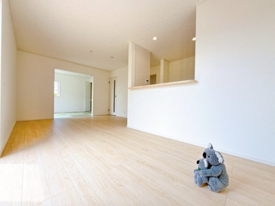 【居間・リビング】 | 前橋市下新田町　新築住宅 | リビングに隣接するお部屋からの視点です！扉を開放することで、より広々とした一体感のある空間としてお使いいただけます♪お子様のプレイスペースやお昼寝の場所としても重宝する便利なレイアウトですね！
