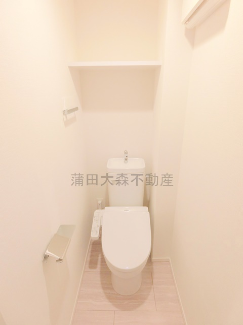 RJRプレシア蒲田のトイレ|棚と温水洗浄便座付きのトイレ　