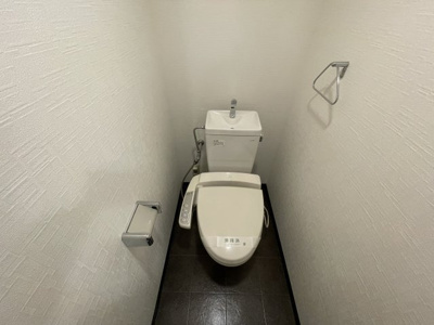 【トイレ】 | グランシャルマン新大阪 | ウォシュレット付きのトイレです。