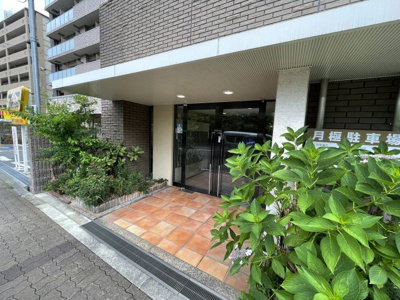 【エントランス】 | グランシャルマン新大阪 | 外観にマッチしたエントランスです。