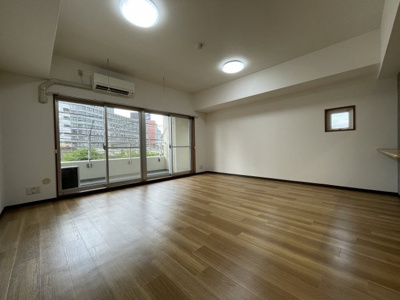 【居間・リビング】 | グランシャルマン新大阪 | 明るくて開放的なリビングです。