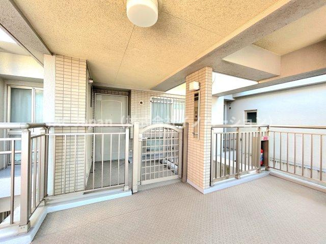 マークス亀戸の玄関|～Entrance～
専用ポーチがありますので、ベビーカーやちょっとしたお荷物などを置いておくスペースがあるのは嬉しいですね。