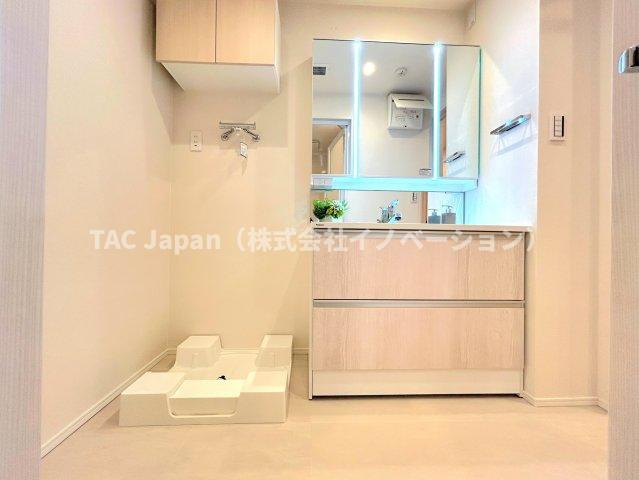 マークス亀戸の独立洗面台|【パウダールーム】
三面鏡タイプの洗面化粧台を採用し、キャビネット収納はぎっしり色々な物を収納でき下部収納もございます。シャワーヘッドタイプを採用しておりますのでお掃除など楽々できます。
