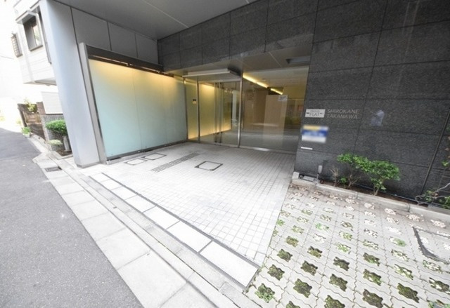 港区三田５丁目の賃貸マンションのエントランス