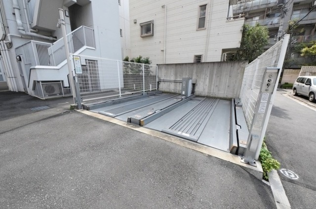 港区三田５丁目の賃貸マンションの駐車場