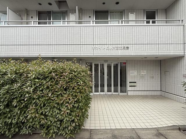 ホワイトヒルズ富士見台のエントランス