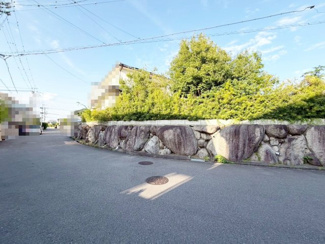 【外観】 | 晴美台２丁　売土地 | 前面道路：北側約６．８ｍ！広々運転の苦手な方も安心ですね♪