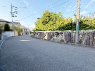 【前面道路含む現地写真】 | 晴美台２丁　売土地 | 周辺にはスーパーや薬局など、商業施設がそろっていますよ！とても住みやすい環境です