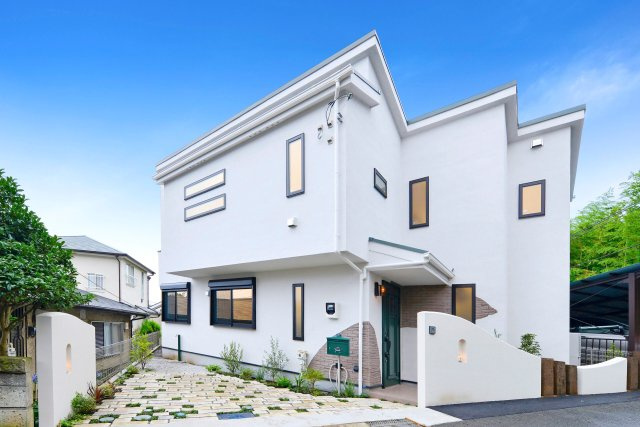 3，280万円～自由設計で叶える95㎡超の新築戸建　全5棟の外観|洗練された白を基調とした外観。柔らかな曲線のアプローチが、住まいに上品な印象を与えます。