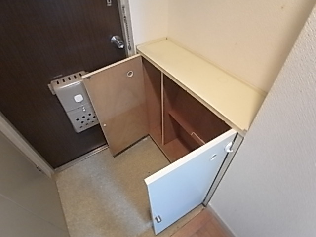 万葉ハイツ元町の玄関