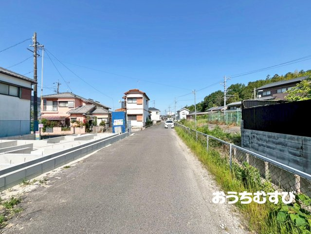 小牧市本庄57番(全1棟)の前面道路含む現地写真