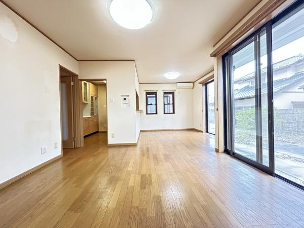 宇都宮市平出町　４ＬＤＫ　中古住宅の居間・リビング