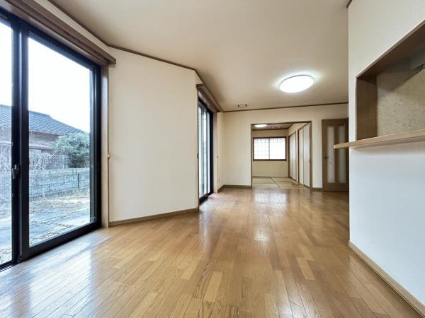 宇都宮市平出町　４ＬＤＫ　中古住宅の居間・リビング