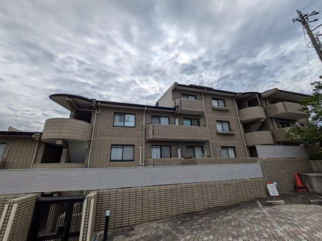 ヴェルビュあやめ池A棟の外観