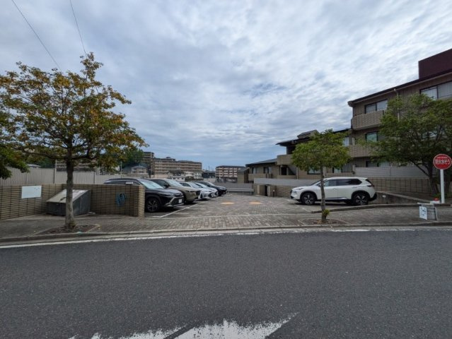 ヴェルビュあやめ池A棟の駐車場
