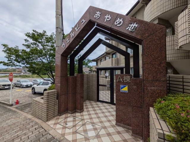 ヴェルビュあやめ池A棟のエントランス