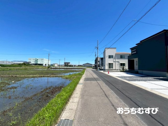 小牧市多気西町(全4棟)の前面道路含む現地写真