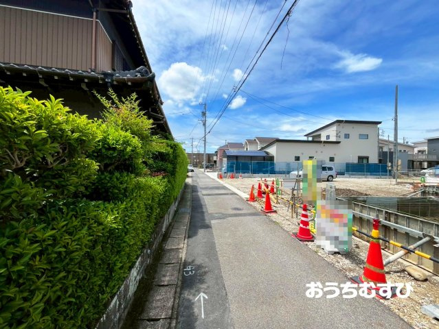 小牧市久保一色南(全5棟)の前面道路含む現地写真