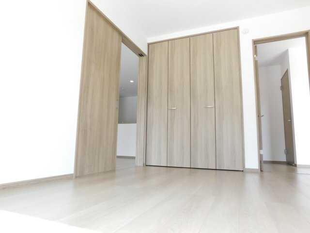 愛西市西保町西川原の新築一戸建の洋室|◇１階洋室◇　　南面で明るい洋室約５．２５帖　リビング横でお子様の遊び場やお昼寝スペースとして利用できます♪