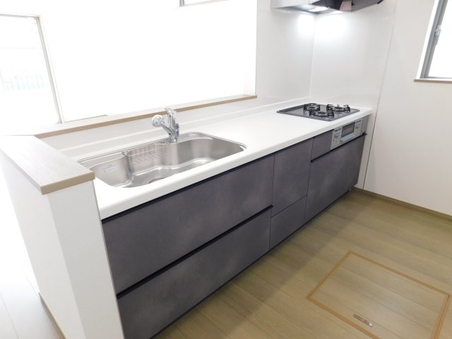 愛西市西保町西川原の新築一戸建のキッチン|◇キッチン◇　　人気の対面式・人造大理石カウンターシステムキッチン・浄水機能付ハンドシャワー・スローインクローズレール・静音仕様シンク・Ｓｉセンサーコンロ（３口）・床下収納庫