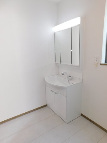 愛西市西保町西川原の新築一戸建の独立洗面台|◇洗面室◇　　広い洗面室！　三面鏡シャンプードレッサー　くもり止め仕様