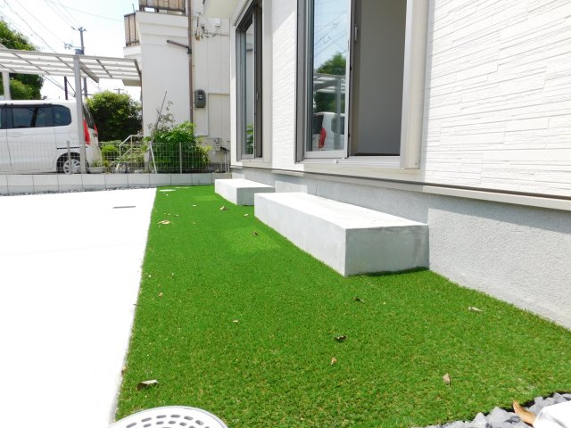 愛西市西保町西川原の新築一戸建の庭|◇庭◇　　人工芝生の庭スペース♪