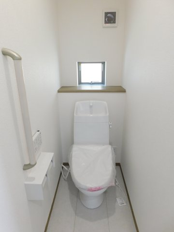 愛西市西保町西川原の新築一戸建のトイレ|◇トイレ◇　　トイレ２ヵ所　節水タイプ　リモコンパネル付き