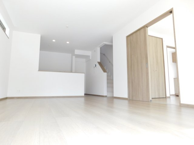 愛西市西保町西川原の新築一戸建の居間・リビング|◇リビング◇　　南面で明るいリビング約１６．５帖　　家族のコミュニケーションが自然と増えるリビング階段♪