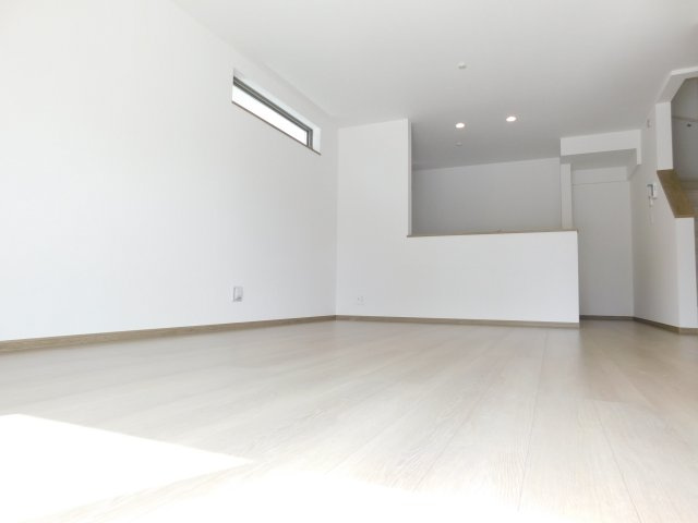 愛西市西保町西川原の新築一戸建の居間・リビング|◇リビング◇　　南面で明るいリビング約１６．５帖　会話が弾む対面キッチン♪