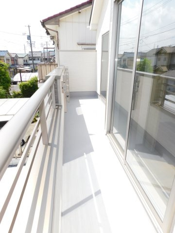 愛西市西保町西川原の新築一戸建のバルコニー|◇バルコニー◇　　　南面で陽当り良好なワイドバルコニー！　洋室２部屋から出入りできます♪